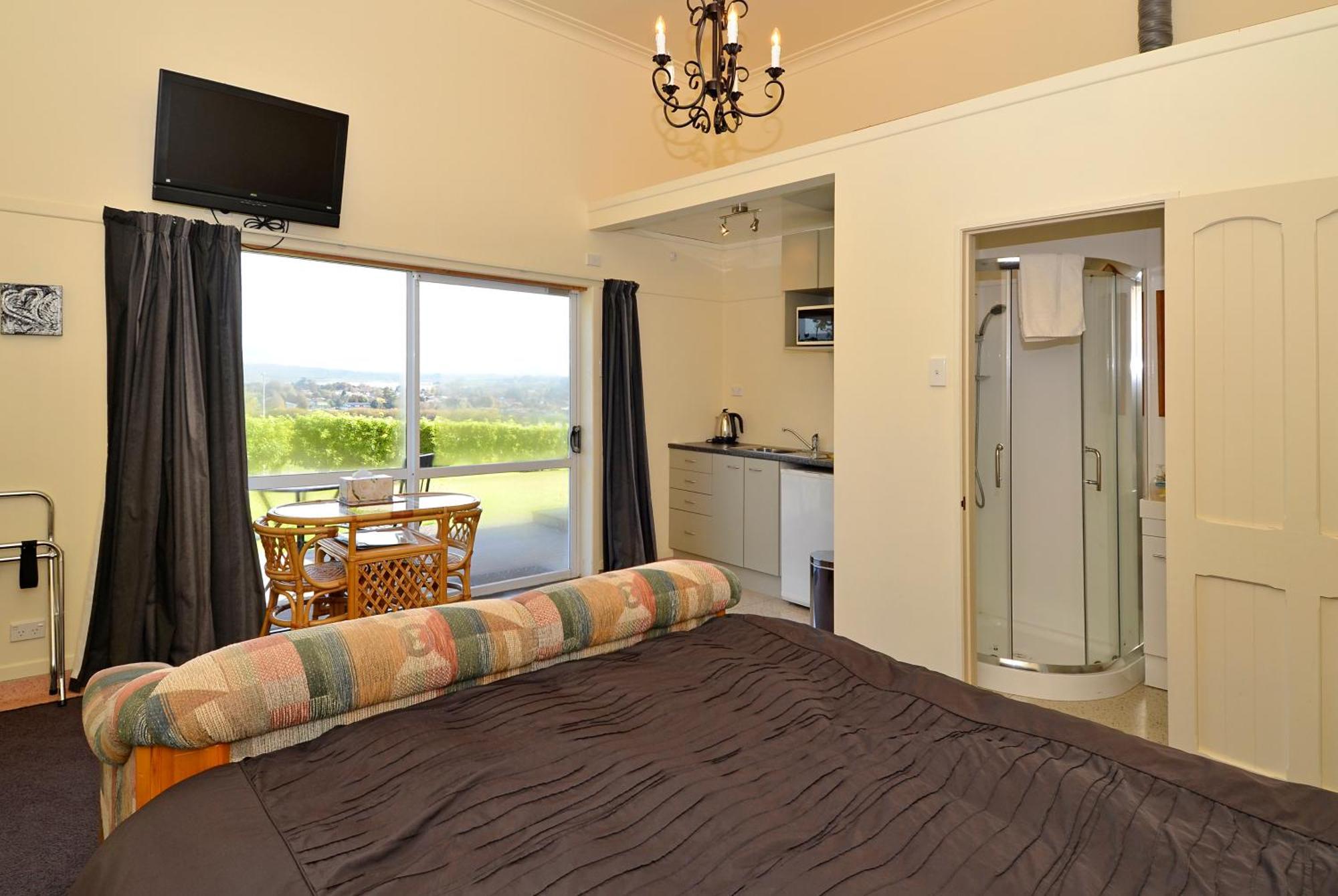 Manor Views Nz Hotel Huntly Exterior photo