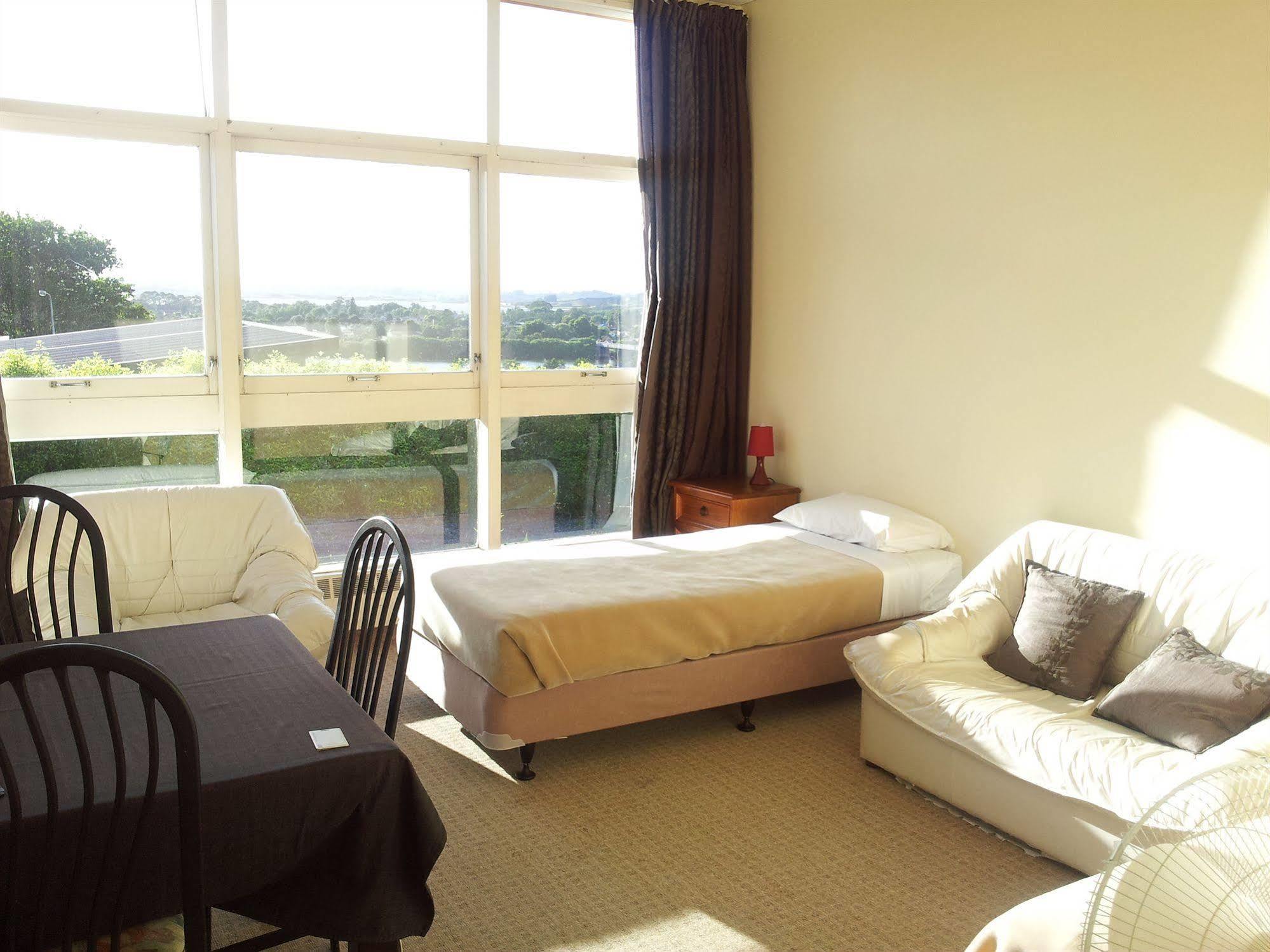 Manor Views Nz Hotel Huntly Exterior photo
