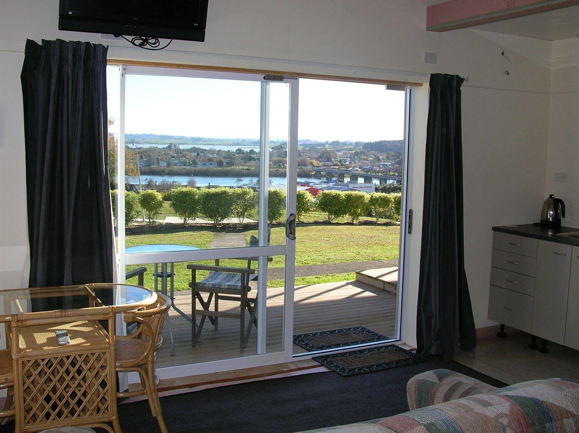 Manor Views Nz Hotel Huntly Exterior photo