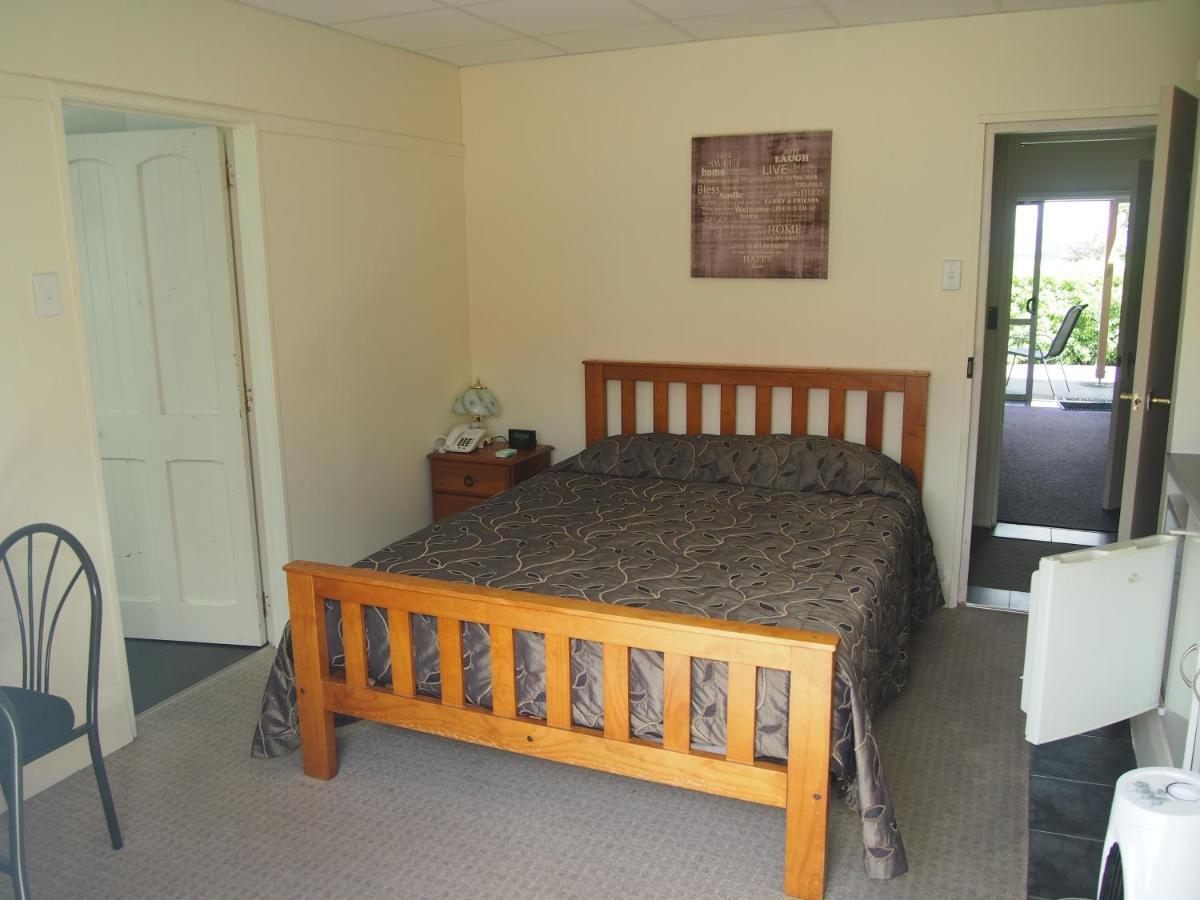Manor Views Nz Hotel Huntly Exterior photo